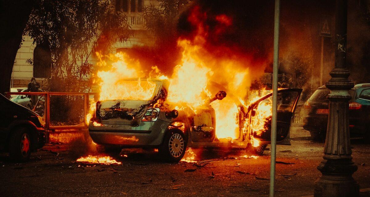 Un jeune footballeur risque sa vie pour sauver un homme piégé dans une voiture en feu (vidéo)