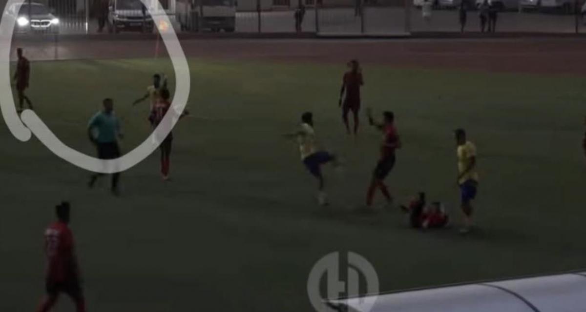 Un match de football professionnel éclairé par les phares d'une BMW