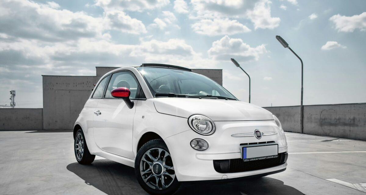 Elle perd le contrôle de sa Fiat 500 : la voiture finit sur le toit !