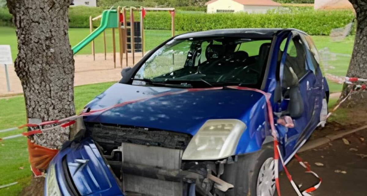 Panique totale : une automobiliste défonce le portail d'une école à pleine vitesse