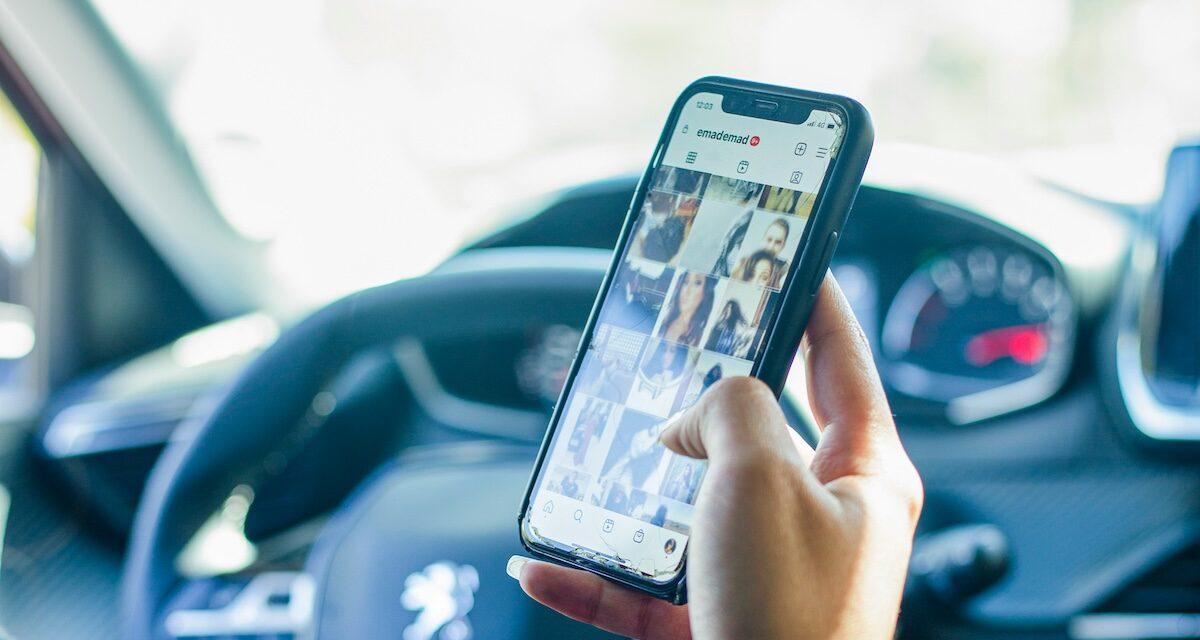 Une première en France : téléphone au volant, le préfet de ce département dit être prêt à suspendre les permis
