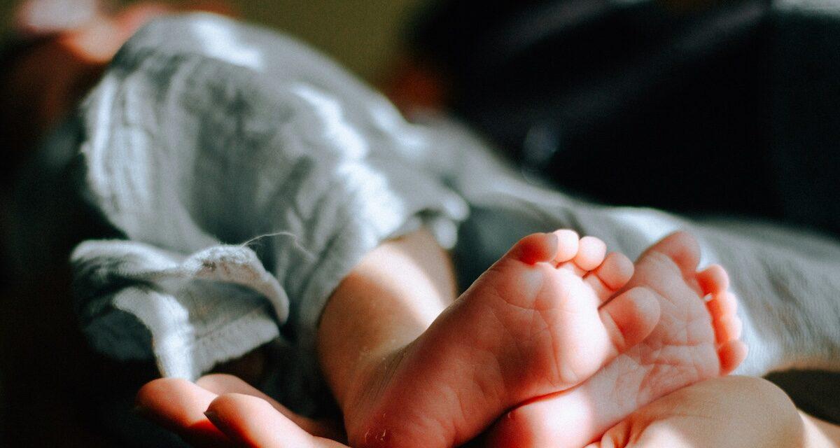 La belle histoire du jour : un bébé naît dans une voiture, avec l'aide inattendue d'un passant et des policiers