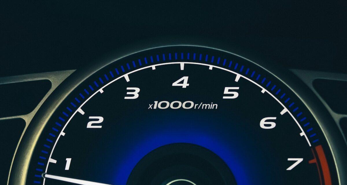 Excès de vitesse record et sanction exemplaire : flashé à 250 km/h, il écope d'une amende de plus de 2/000 euros et devra attendre 2029 pour reprendre le volant !