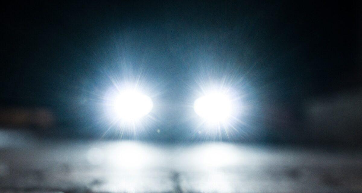 Sans permis, elle vole la voiture de son frère et ne sait même pas qu'il faut rouler avec les feux allumés la nuit