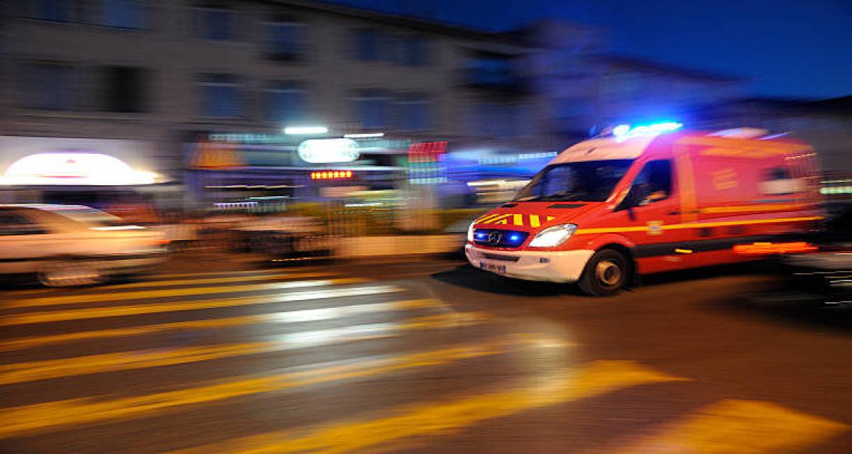Panique sur la route : il tente un demi-tour risqué et se fait percuter, trois personnes finissent à l'hôpital