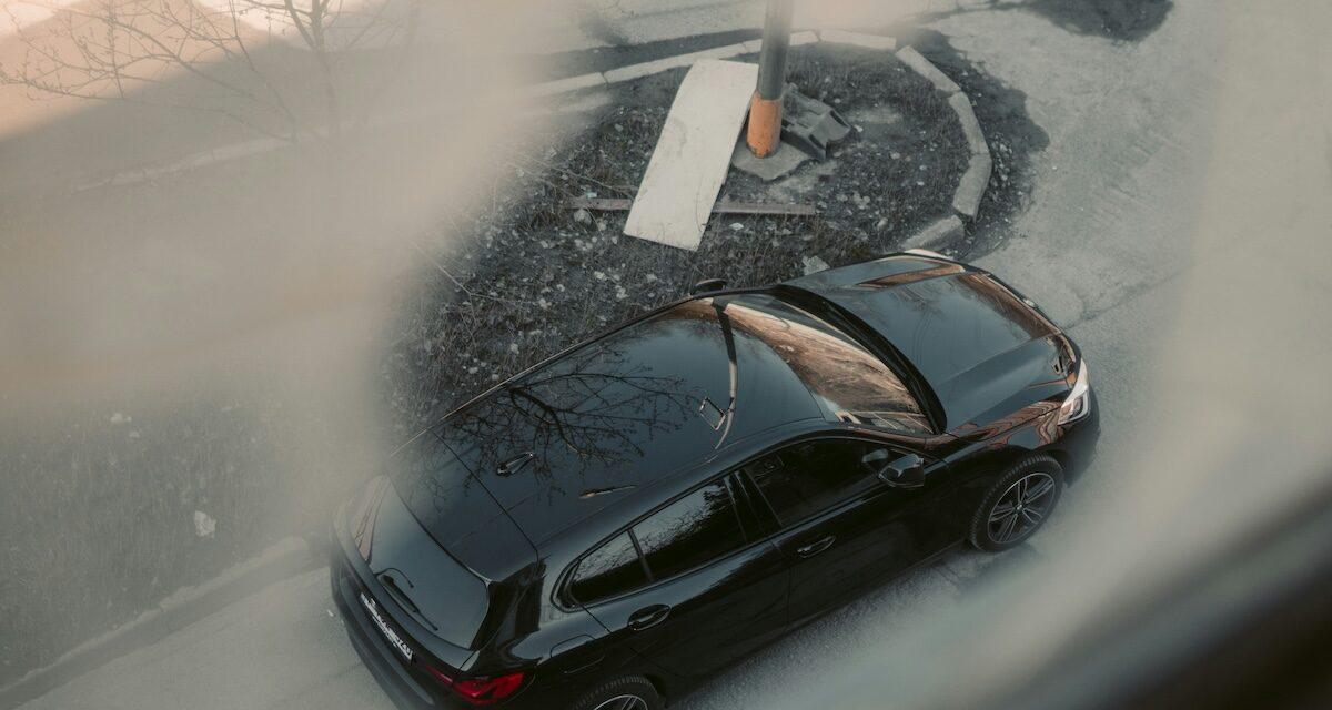 Attention, le toit panoramique de votre voiture n'est pas pris en charge s'il éclate (même tout seul) : une automobiliste témoigne