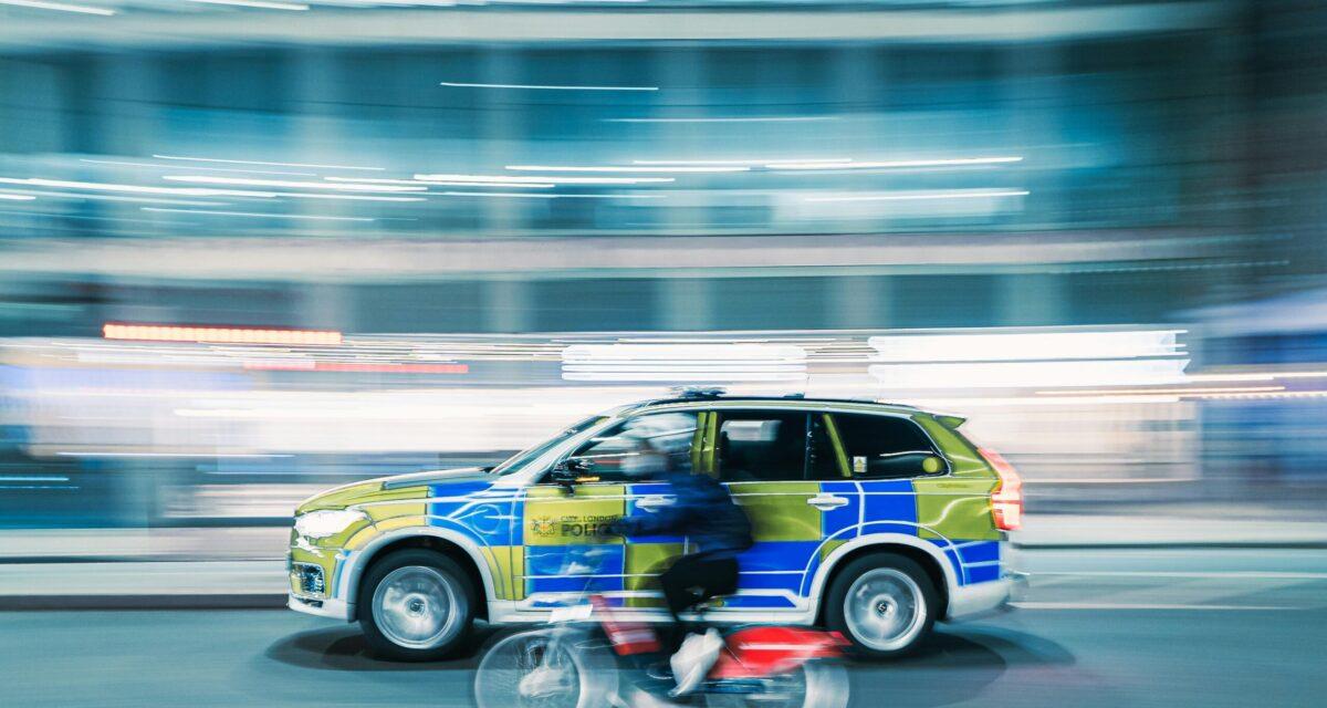 Pris en chasse par la BAC, son 4x4 s'embrase en plein champ après un dérapage