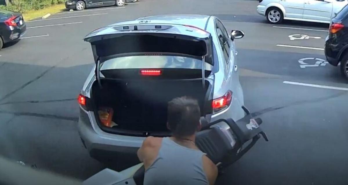 Il tente de voler une moto... et finit par offrir la scène la plus ridicule de l'année !