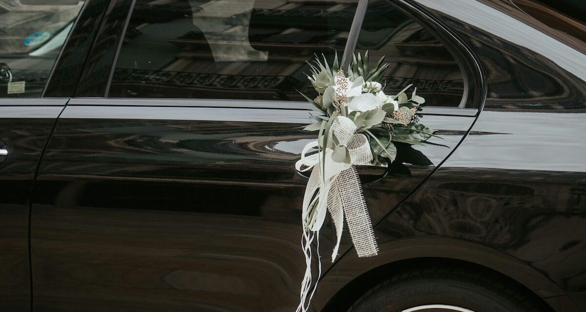 Un cortège de mariage sauvage exhibe ses bolides de luxe et récolte une pluie de PV (vidéo)