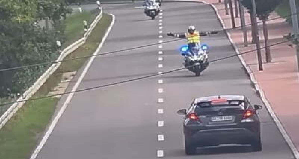 La scène improbable d'un policier à moto qui fait dégager la circulation en un seul mouvement