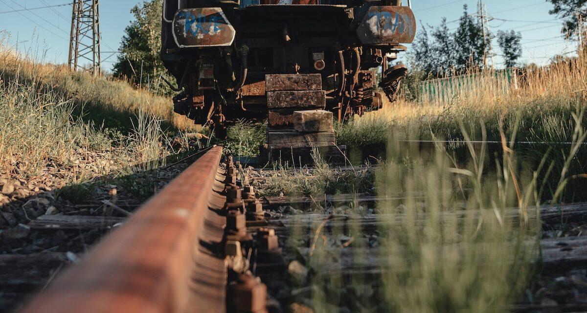 Sauvetage héroïque : une femme de 95 ans secourue des rails quelques secondes avant l'impact