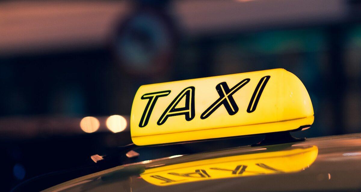 Il choisit l'honnêteté plutôt que la tentation : un chauffeur de taxi restitue 4 000 ¬ à un touriste, une leçon qui émeut le monde