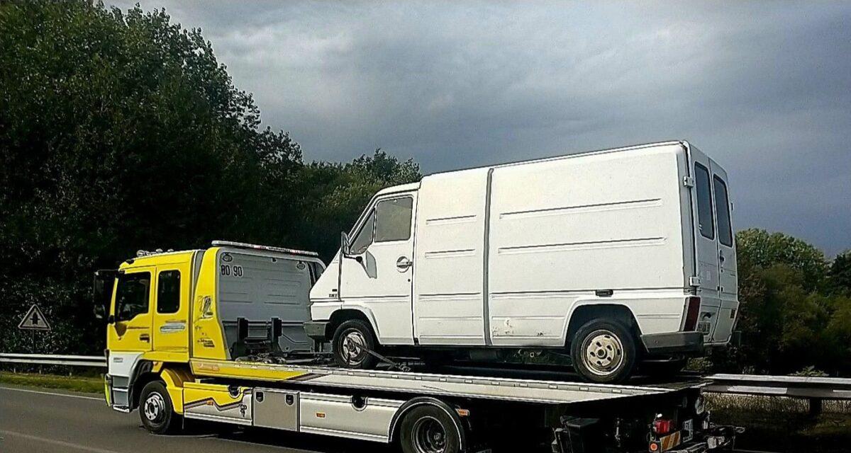 Il aurait mieux fait de respecter ne serait-ce que l'âge de son vieux fourgon : un conducteur cumule toutes les infractions possibles et choque les gendarmes
