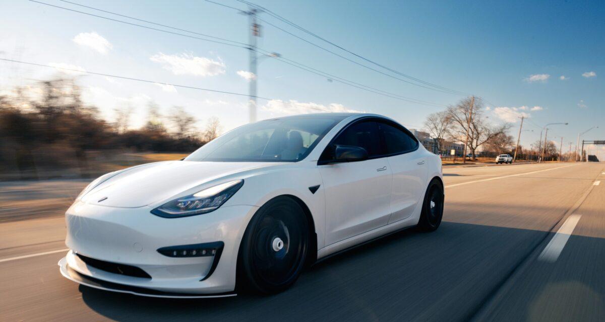 Ils rêvaient d'un exploit en Tesla... la réalité les rattrape après à peine 96 kilomètres