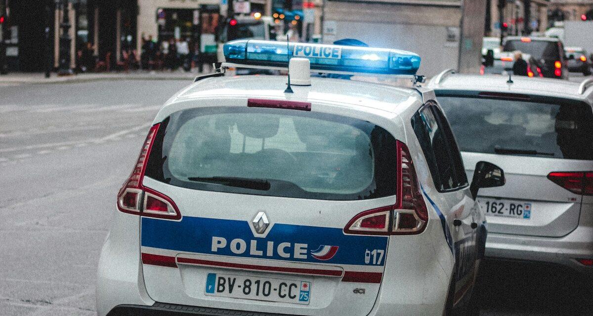 Sans plaque et en cavale : un mineur de 16 ans refuse d'obtempérer et percute de plein fouet un véhicule de CRS