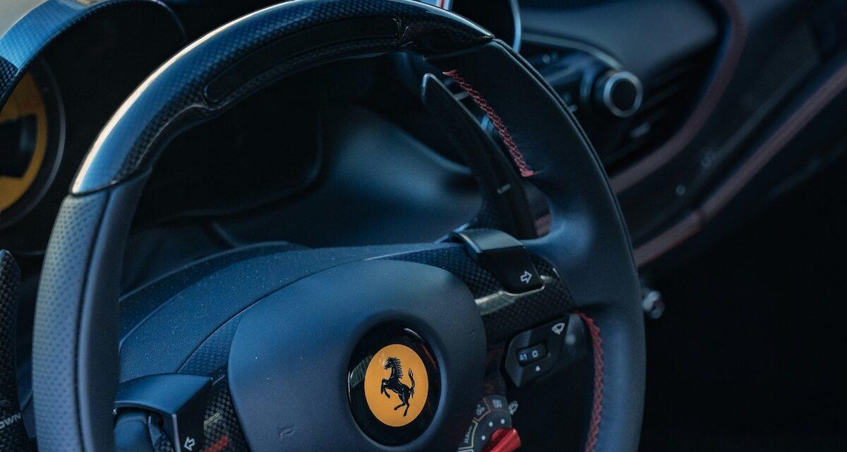 Polémique : arrêté en Ferrari pour un excès de vitesse en ville, il repart avec... des compliments de la police !
