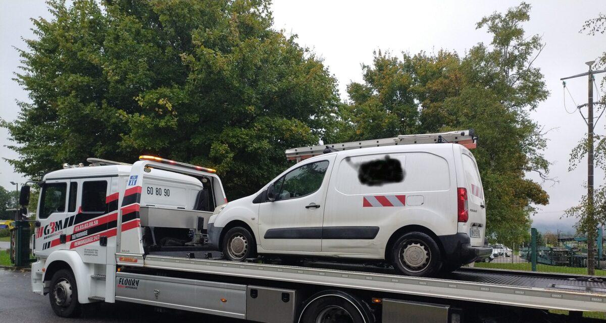 Il veut poser la fibre optique... se trompe d'adresse et tombe nez à nez avec les gendarmes : sans permis ni assurance !