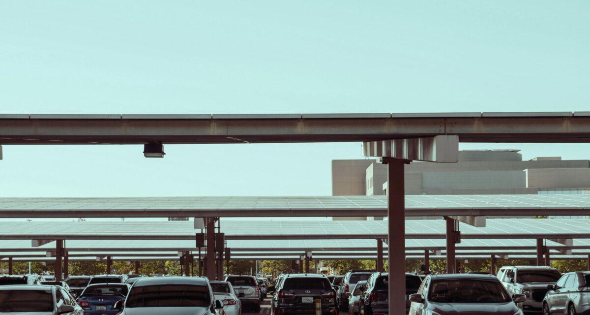 Arnaque géante près d'un aéroport : un parking clandestin démantelé, plus de 200 voitures saisies