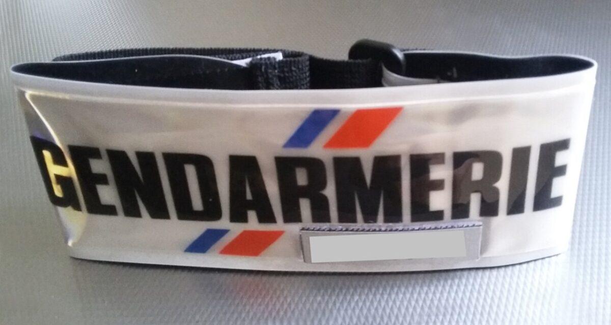 Il tracte deux voitures de luxe sur une petite remorque... La gendarmerie le cueille net