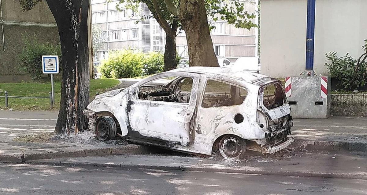 Sa voiture brûle dans son parking : son assurance refuse de l'indemniser