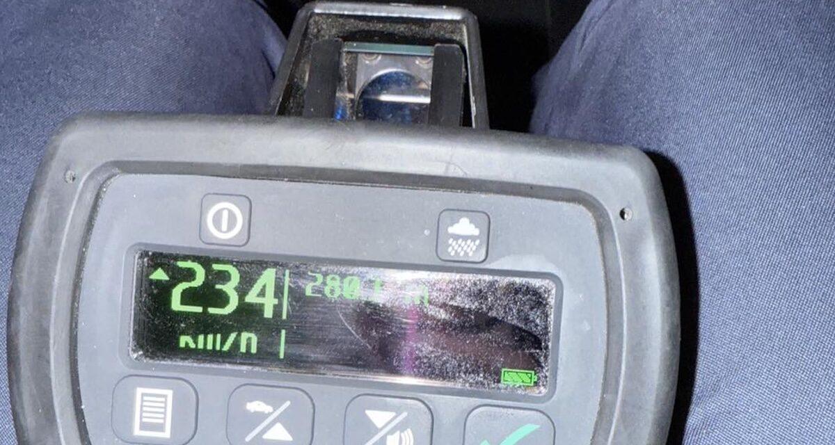 Un record : une Mercedes flashée à 234 km/h, voici les lourdes sanctions encourues