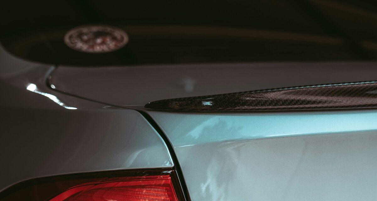 La rentrée universitaire de cette jeune gâchée par un banal rouleau de scotch : la vitre de sa BMW vole en éclats