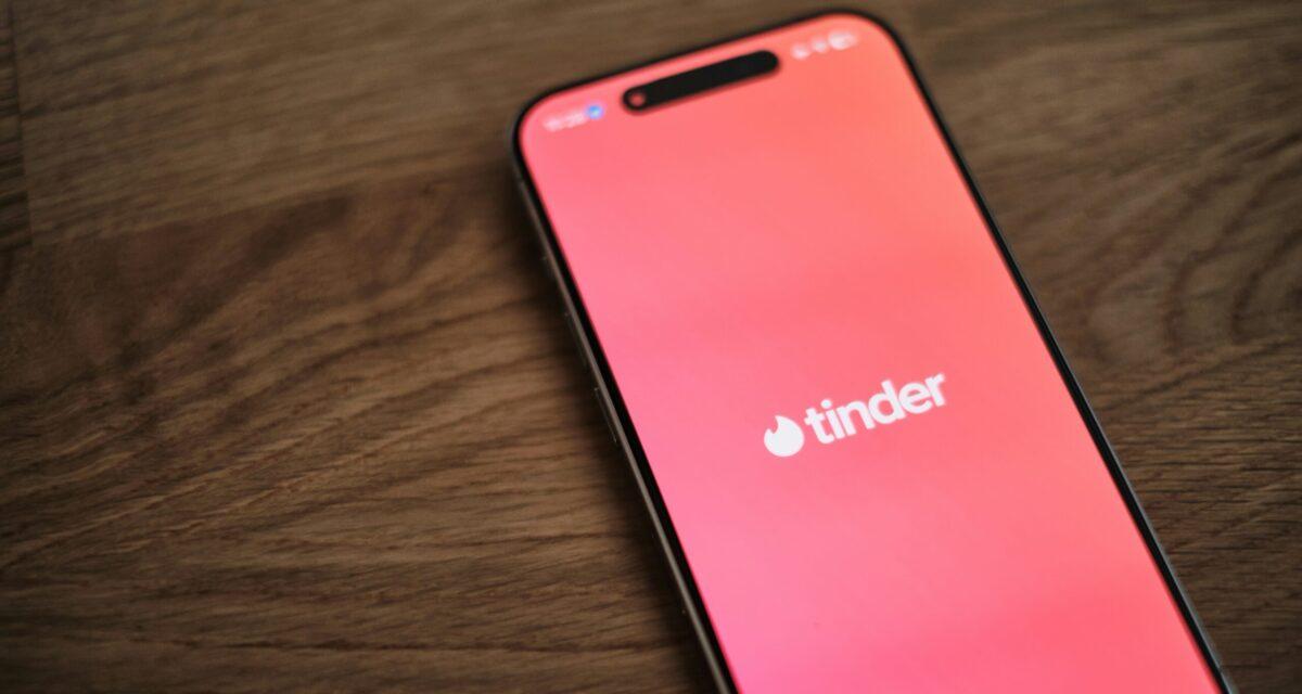 Elle pensait trouver l'amour sur Tinder, il lui dérobe sa voiture : la justice s'en mêle