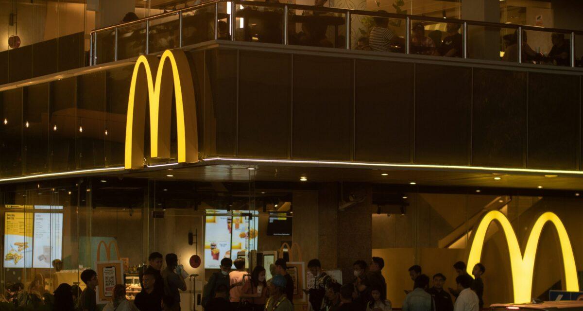 Il klaxonne pour éviter un accident devant un McDonald's... l'autre conducteur le poursuit et l'agresse sauvagement