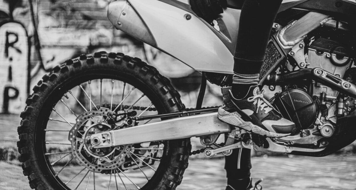 Il tente d'échapper aux policiers en motocross : sa fuite tourne au pire