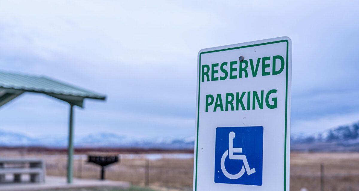Se garer au parking sur une place handicapée peut vous coûter plusieurs centaines d'euros