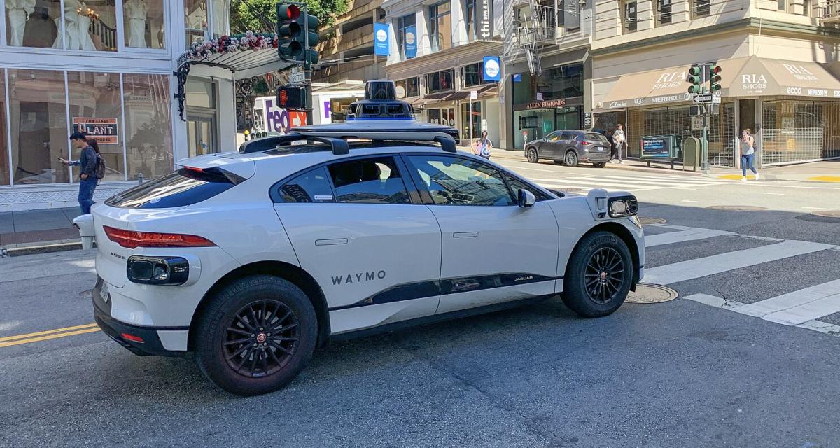 Un policier arrête une voiture, mais ne peut pas lui mettre d'amende pour une raison particulière