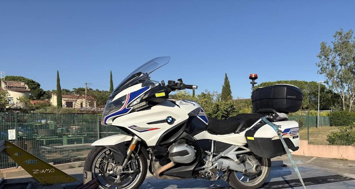 Il voulait du respect sur la route : il transforme sa moto en véhicule de police, gyrophare, bandes réfléchissantes...tout y était