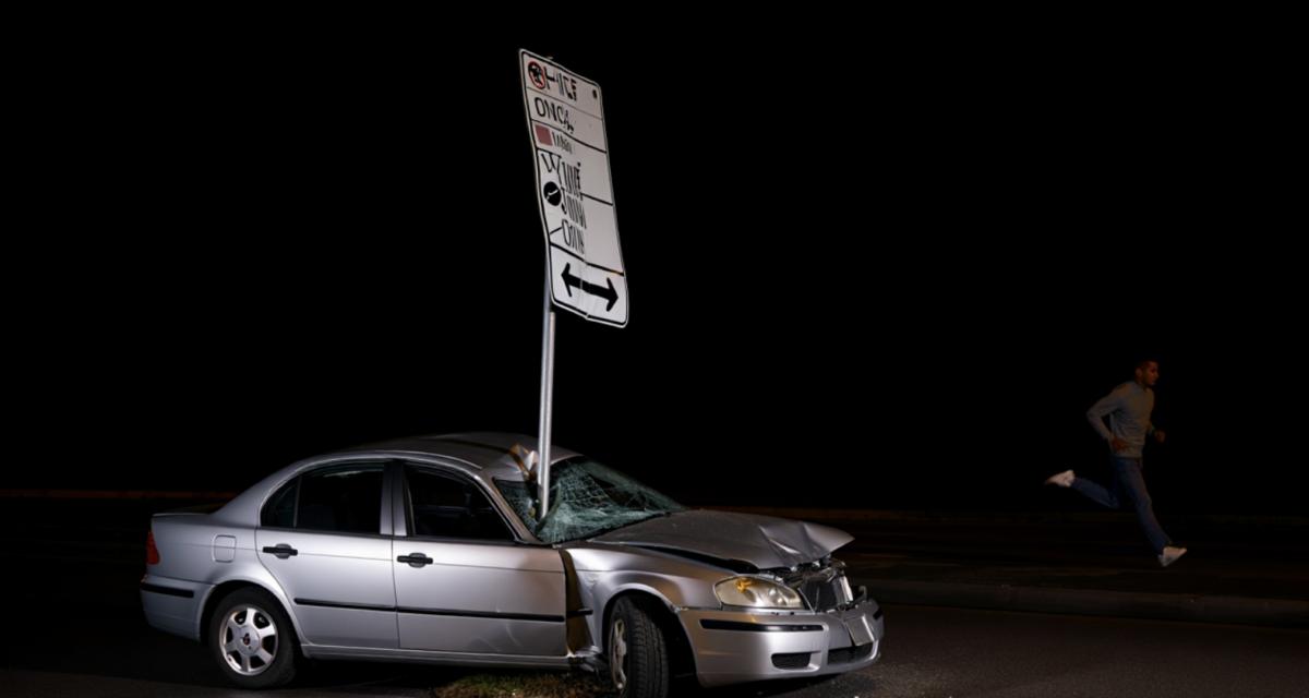 Ivre, il encastre sa voiture dans un panneau et tente de fuir
