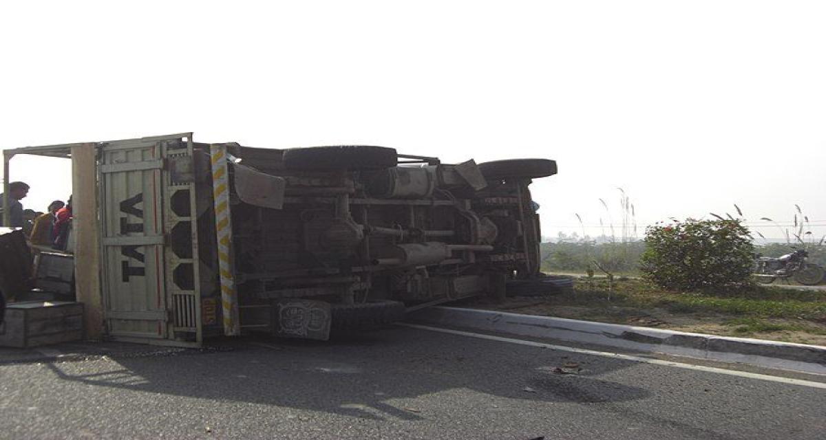 A20 paralysée : un camion se couche en pleine voie, la réouverture repoussée à dimanche midi