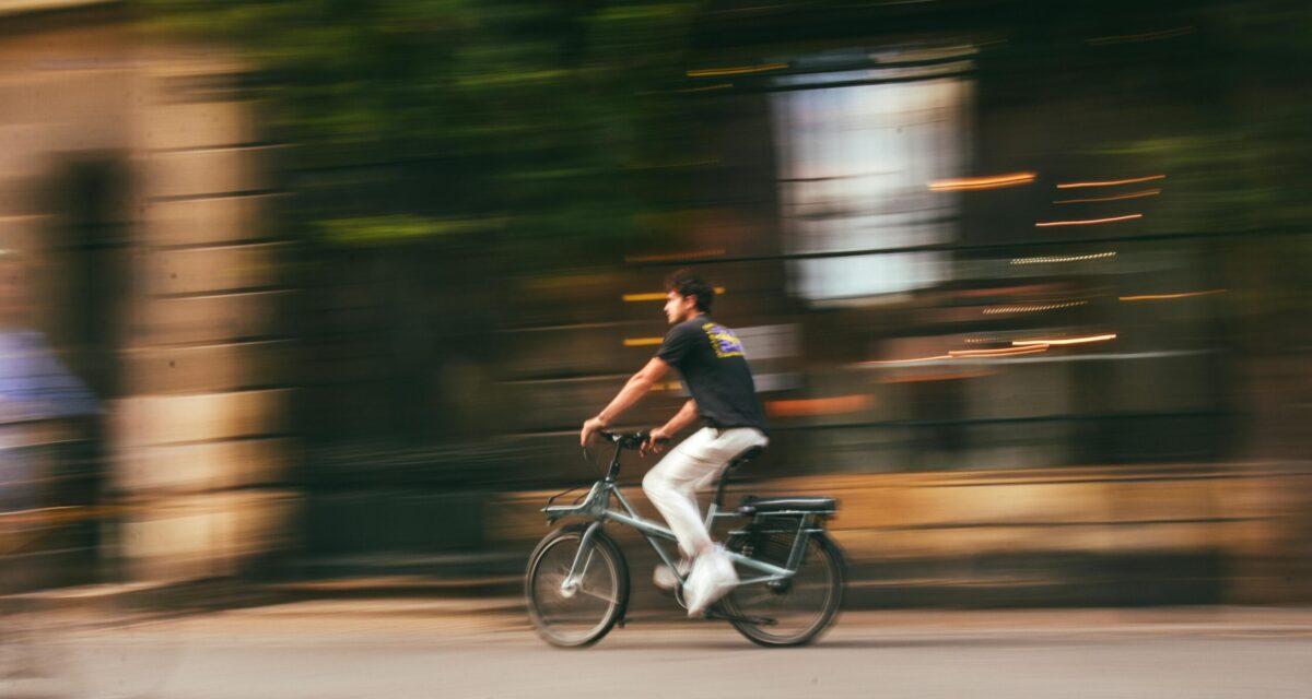 Il roule à 94 km/h sur un vélo électrique trafiqué au milieu des voitures : sa réaction scandalise