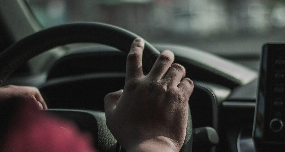 Panique à l'aube : un conducteur percute de plein fouet un compteur de gaz puis s'évanouit dans la nature