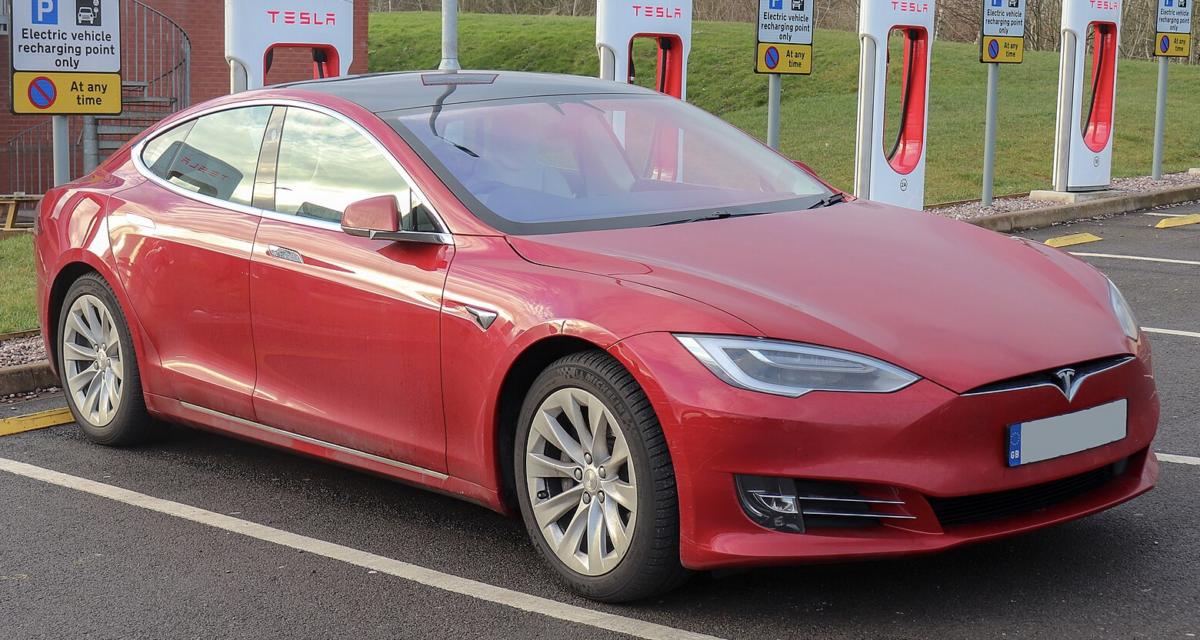 Tesla visée par une nouvelle plainte : des familles accusent les poignées du Cybertruck d'avoir bloqué des adolescents dans un véhicule en flammes