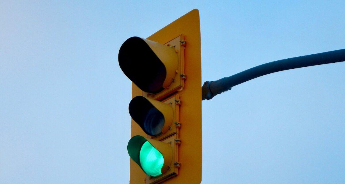 Record mondial : onze minutes chrono pour passer au vert, ce feu rouge suisse met la patience des conducteurs à l'épreuve