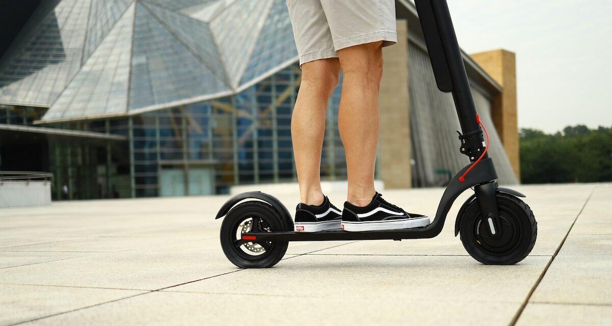 Elle a peur de sortir de chez elle à cause des trottinettes électriques qui envahissent les trottoirs de la ville