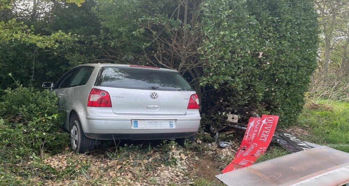 La fuite chaotique d'une conductrice sans permis et sous stupéfiants se termine dans une haie