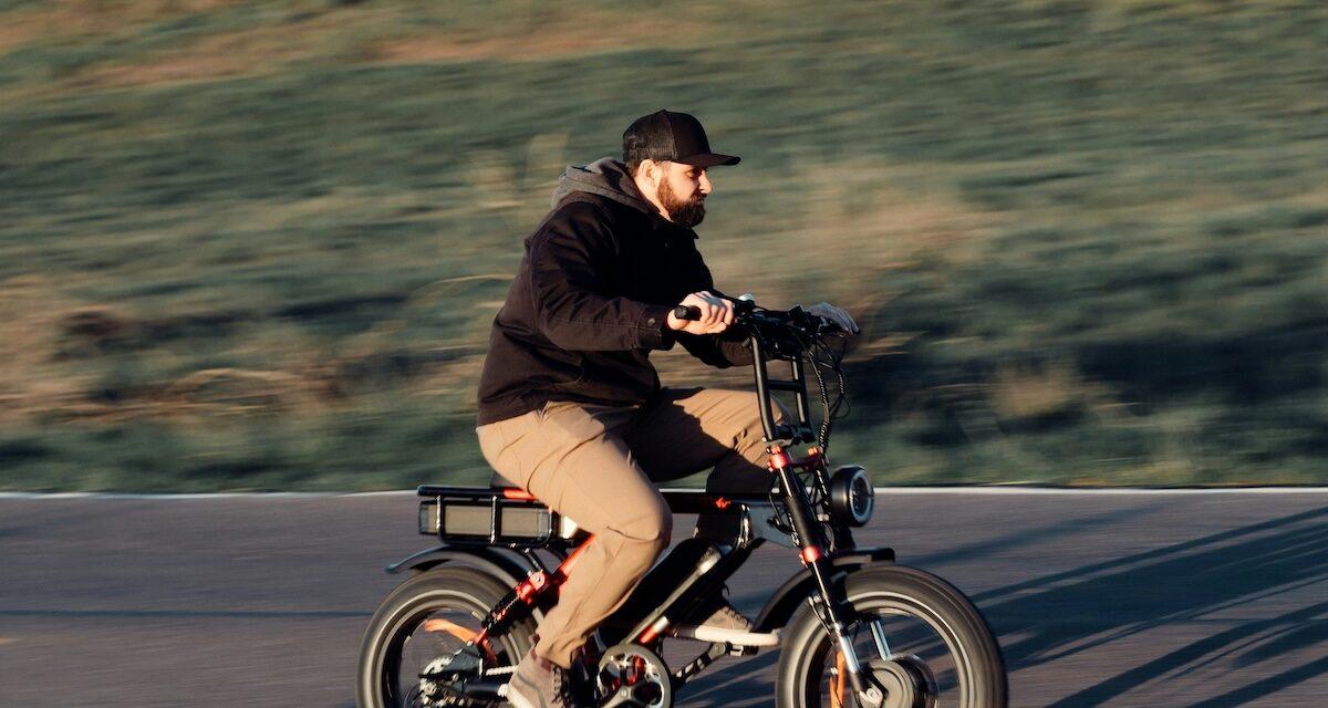 Vélo électrique hors normes : course dangereuse sur autoroute filmée en direct en Allemagne, le cycliste dépasse les 90 km/h