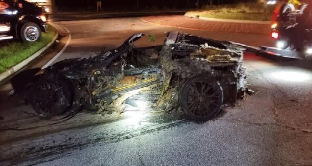 Il éteint ses phares pour fuir la police... sa Corvette explose et part en fumée