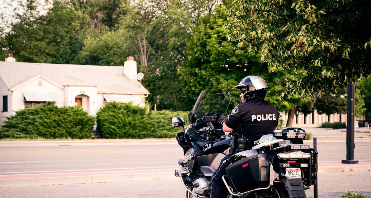 Un motard déguisé en policier arrêté : sa moto copiait à la perfection celle des forces de l'ordre