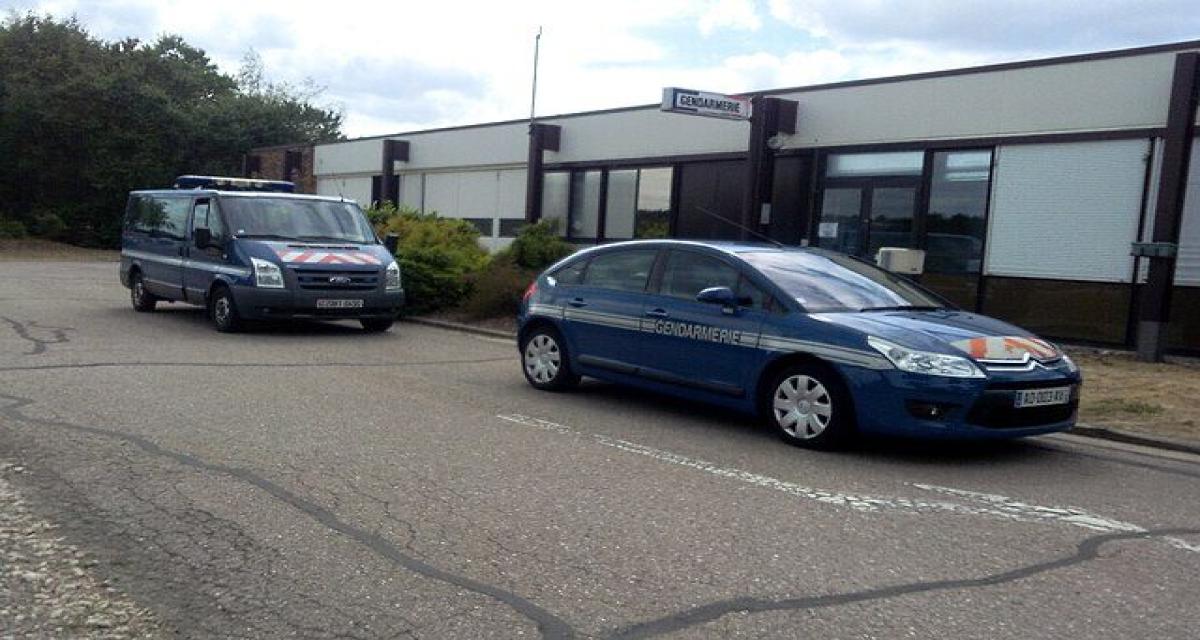 Flashé à 224 km/h alors que son permis était suspendu, un footballeur pro pressé de rejoindre son club finit sa course avec les gendarmes