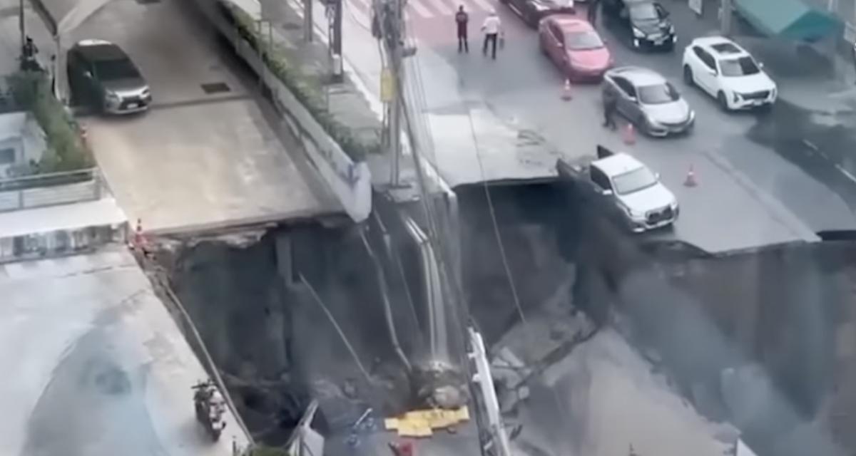 Un impressionnant effondrement engloutit une rue... un Toyota Hilux résiste