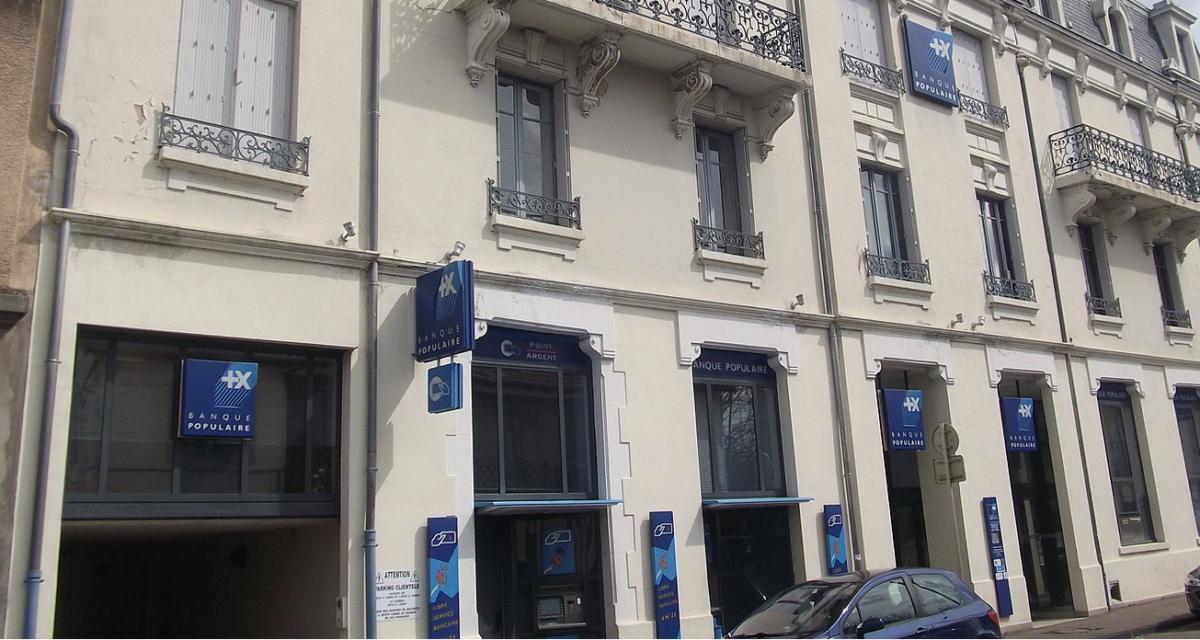Une voiture termine sa course dans le hall d'une banque
