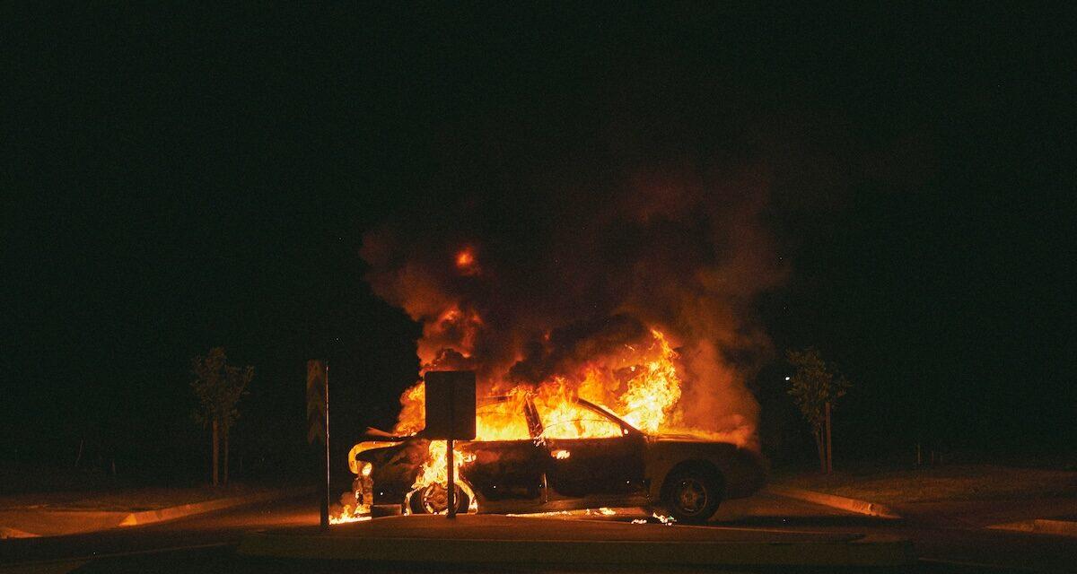 Il fait une sortie de route et sa voiture s'embrase : un automobiliste sauvé des flammes par des passants héroïques