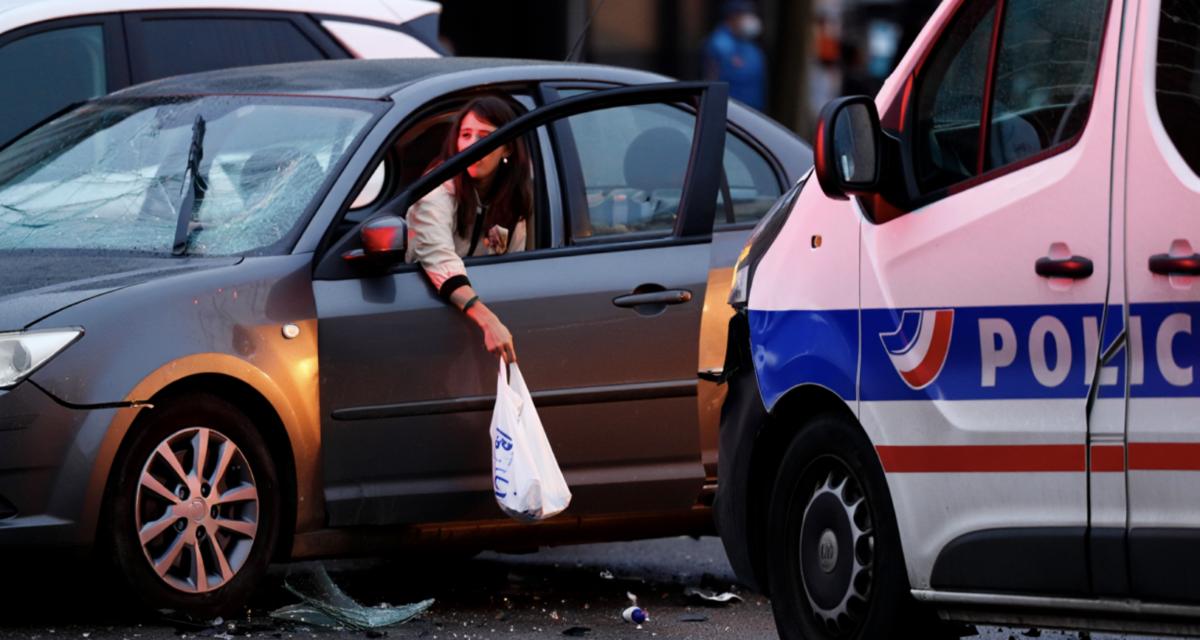 Ivre, il percute une voiture de police et sa passagère jette un sachet de drogue par la fenêtre