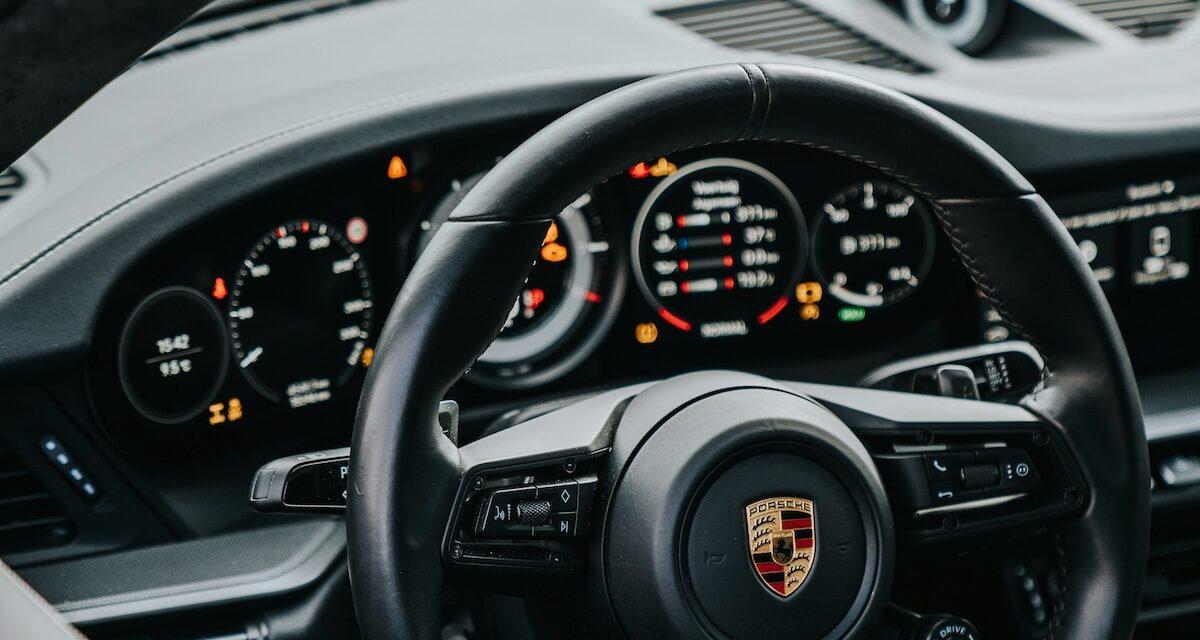 Un garagiste "emprunte" la Porsche de sa cliente pour achats transfrontaliers destinés à un anniversaire : il se fait arrêter à 230 km/h, un record !
