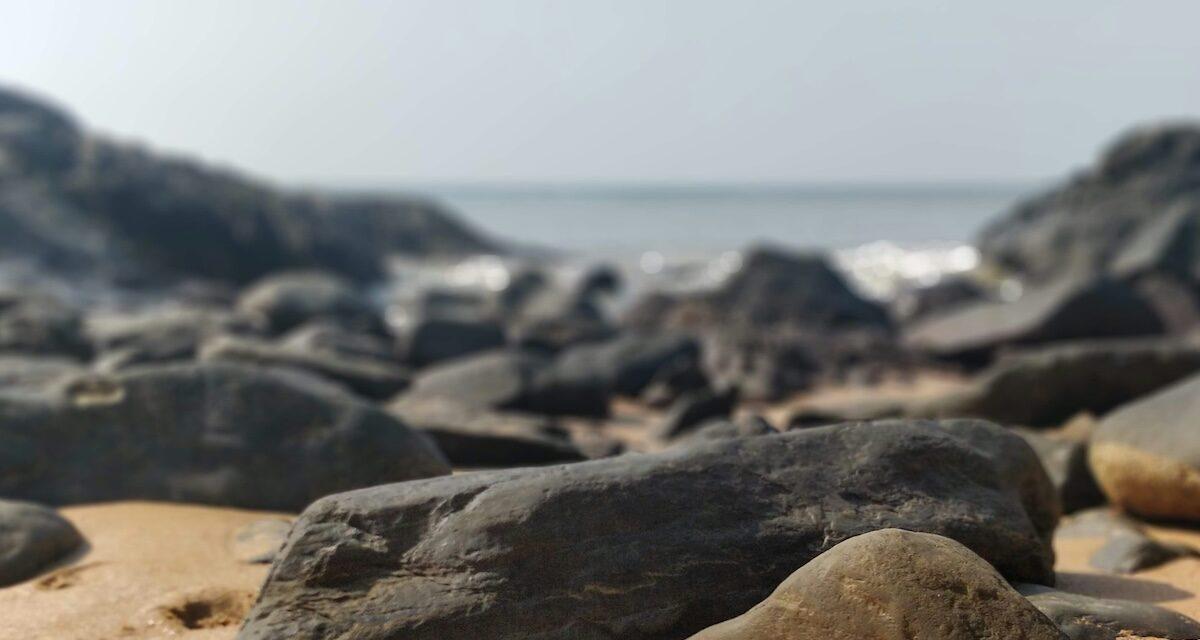 Fatigué, il s'endort dans sa voiture sur la plage : oubliant de serrer le frein à main, la Skoda termine la sieste dans les rochers !